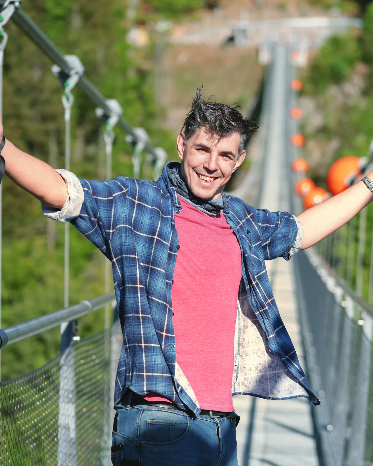 Alex auf einer Hängebrücke