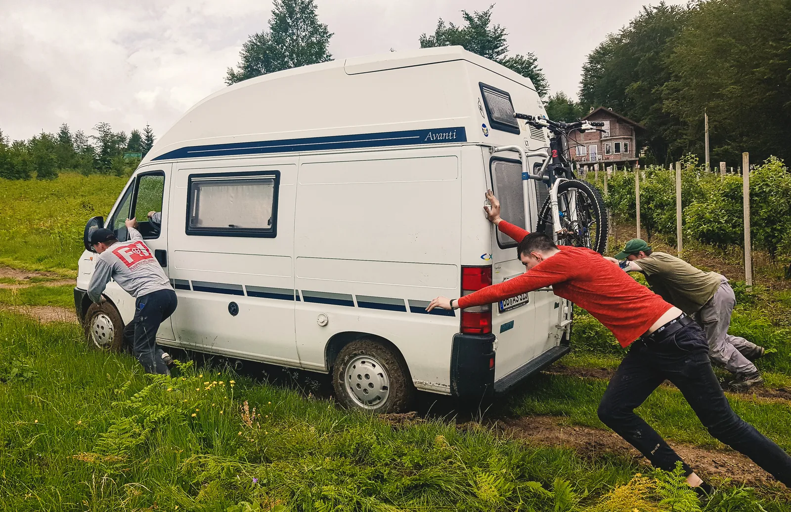 Van wird im Gras angeschoben