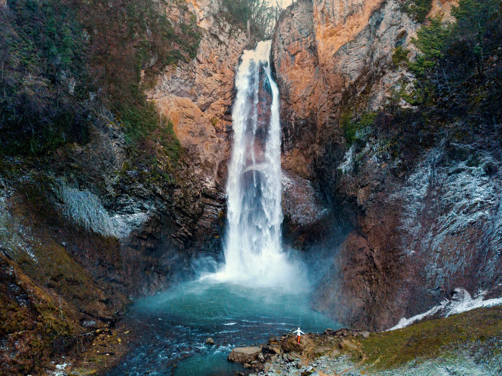 Wasserfall in einer Felsschlucht