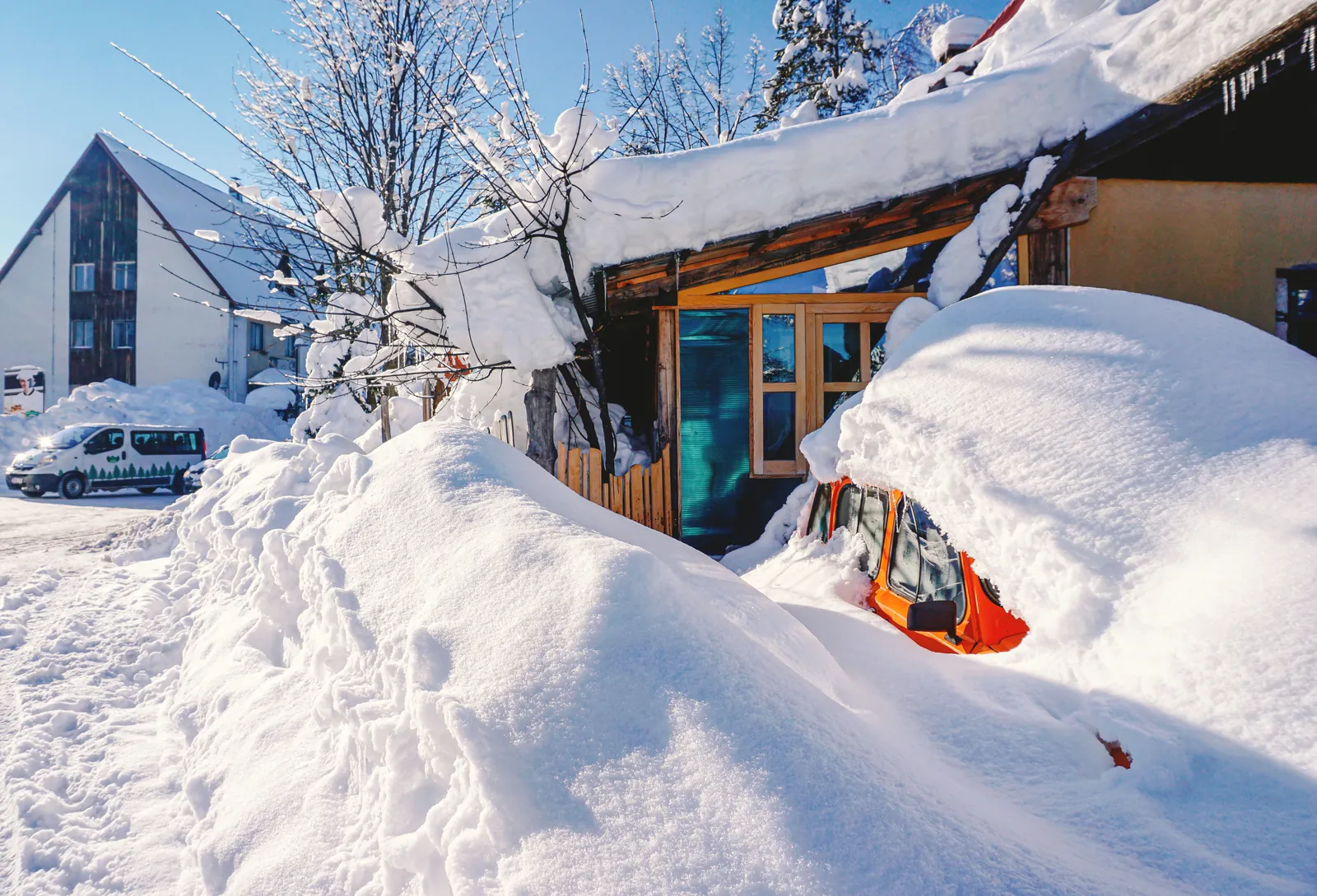 Van zwischen meterhohen Schneewänden