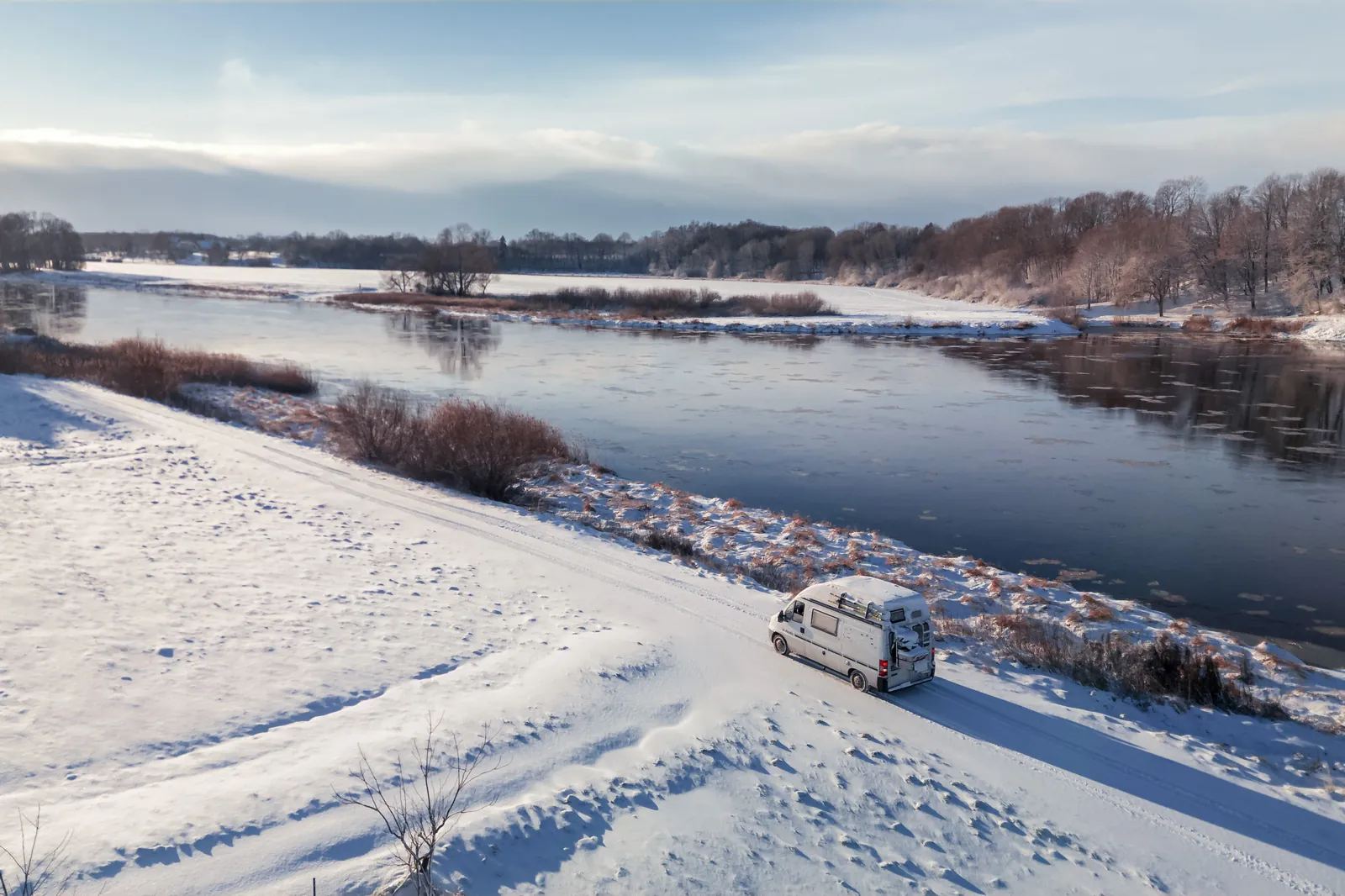 Van am zugefrorenen Fluss